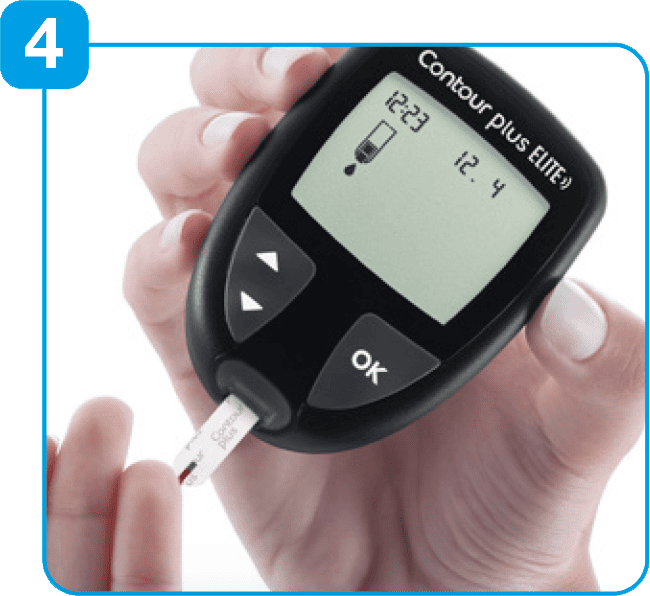 Vrhom test-trake odmah dodirnite kapljicu krvi